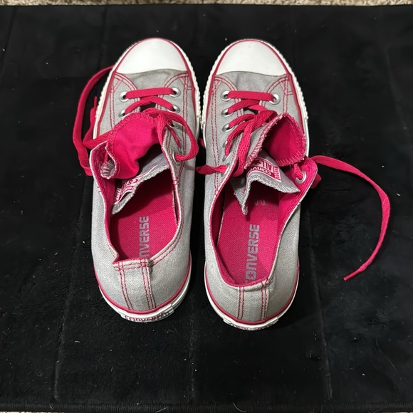 Grey with pink converse - Picture 2 of 4